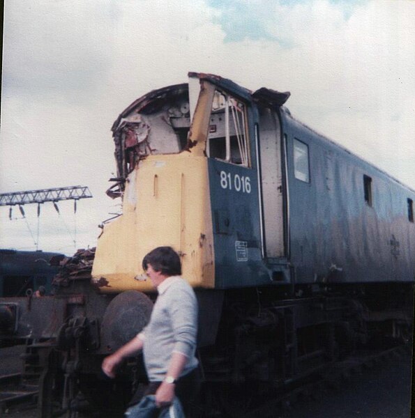 File:81016, after accident at Linslade.jpg