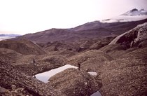 Menschen auf der Stauchmoräne vor dem Thompson-Gletscher (1988)