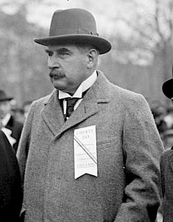 A.H. Wiggin & J.P. Morgan, Jr. in 1917 in Manhattan at a war bond parade (Cropped).jpg