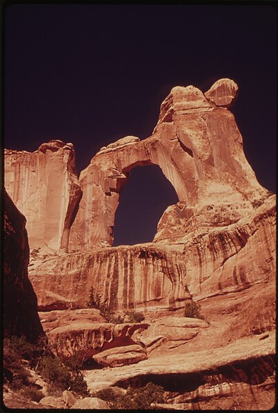 File:ANGLE ARCH, CANYONLANDS NATIONAL PARK. (FROM THE DOCUMERICA-1 EXHIBITION. FOR OTHER IMAGES IN THIS ASSIGNMENT, SEE... - NARA - 553077.jpg
