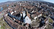 Stadtkirche Aarau (im Vordergrund): Entgegen ausgestreuten Gerüchten bestattete die reformierte Stadt den katholischen Fremden in allen Ehren.