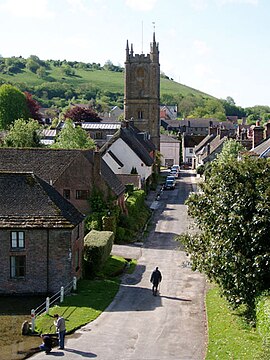 Blick von Cerne Abbey auf Cerne Abbas; im Hintergrund der Black Hill