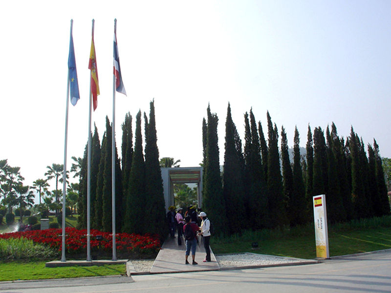 File:Acceso al pabellon-jardin de España en Royal Flora Ratchaphruek.jpg