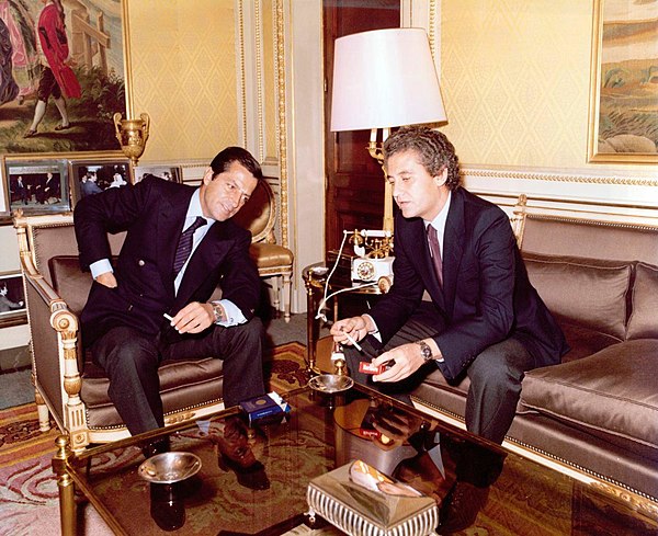 Adolfo Suárez and Rafael Escuredo smoking Marlboro cigarettes in La Moncloa, 1980