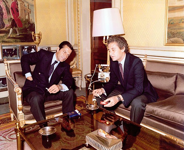 Adolfo Suárez and Rafael Escuredo smoking Marlboro cigarettes in La Moncloa, 1980
