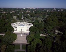 Arlingtonin kansallinen hautausmaa, jossa on Arlington Memorial Amphitheater[19] ja Tuntemattomien hauta (Yhdysvallat).