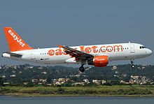 Airbus A320 easyJet заходит на посадку в аэропорту Керкира