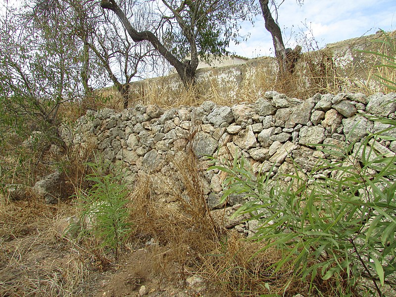 File:Albufeira, Dry stone wall, 18 October 2016.JPG