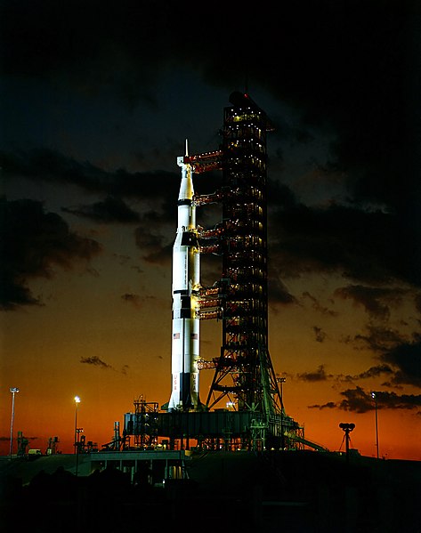 Ficheiro:Apollo 4 on the night before launch, Kennedy Space Center, Florida, 1967.jpg