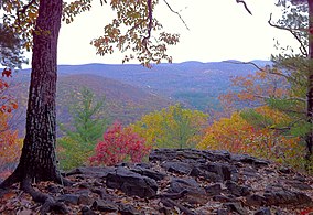 Хоссотоникалық шалғындар штатындағы саябақтағы Appalachian Trail Pine Knob Loop Trail бөлімі Хусатоник өзенінің әдемі көрінісі.JPG