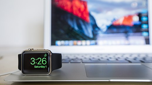 Apple Watch và một chiếc Macbook