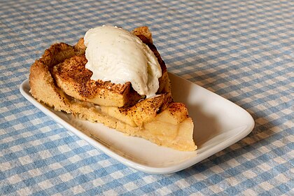 Torta de maçã servida com sorvete de baunilha (definição 4 333 × 2 888)