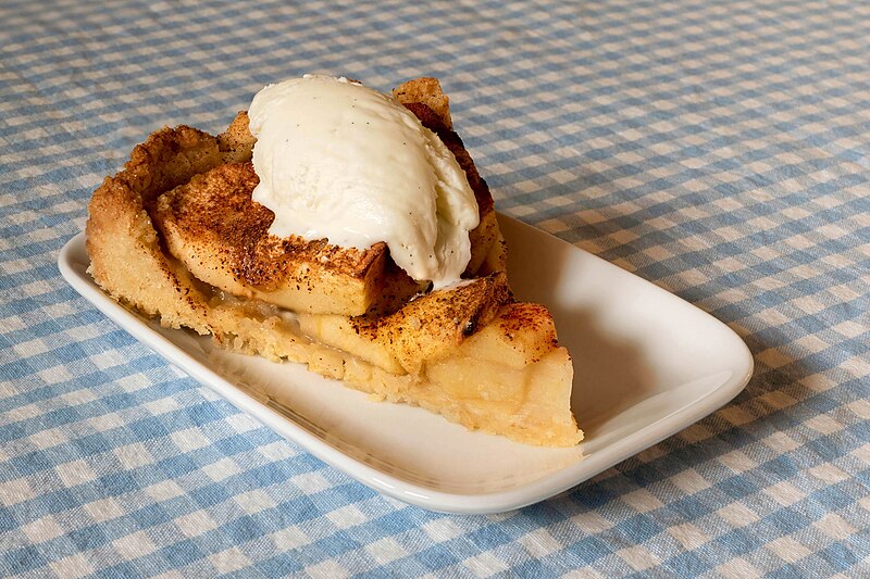 Файл:Apple cake with vanilla ice cream 2.jpg