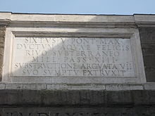 Arc du pape Sixte V à Rome, plaque et inscription en latin.
