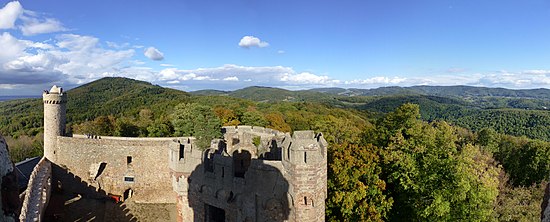 Vista dalla torre sud in direzione nord: puoi vedere la torre nord, il muro con il pino e tra i meliboku