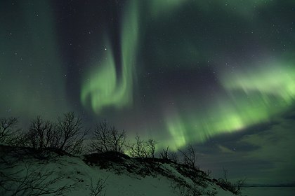 Aurora boreal no Parque Nacional Abisko, perto do lago Torne, na Suécia. É um fenômeno luminoso causado por átomos de nitrogênio e oxigênio excitados na atmosfera superior, ou seja, um eletrometeoro. São vistas principalmente em bandas que abrangem cerca de 3 a 6 graus de latitude perto dos polos magnéticos. As auroras podem ter cores diferentes, contudo devido à alta sensibilidade do olho à luz verde e à concentração relativamente alta de oxigênio, as auroras verdes são as mais comumente observadas. (definição 5 442 × 3 628)