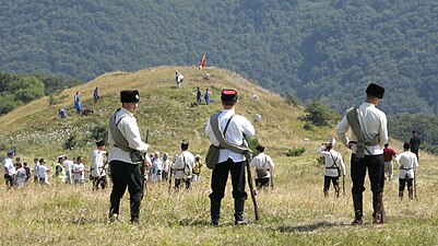 Войниците и опълченците очакват врага.