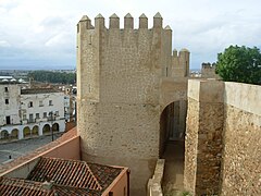 Torre Abarlongada desde el adarve de la muralla