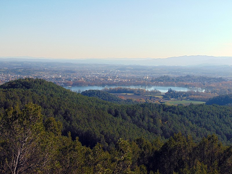 File:Banyoles des del Puig de les Gitanes.jpg