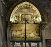 Innenraum der Kathedrale von Barcelona - Kapelle Santa Llucia - Grab des Bischofs Arnau de Gurb.jpg