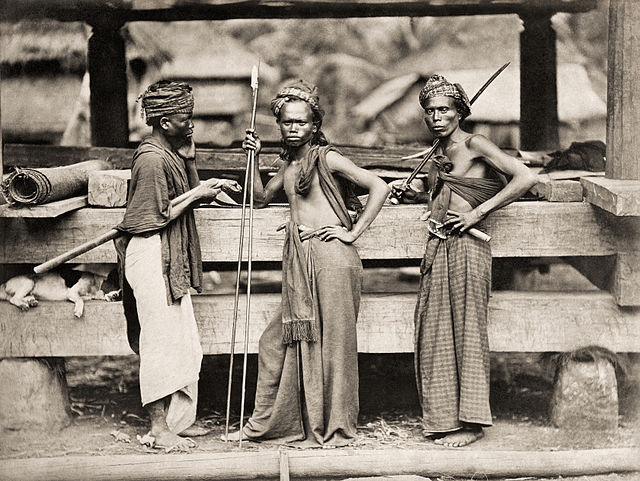 Tiga Ksatria Suku Batak di depan rumah kayu