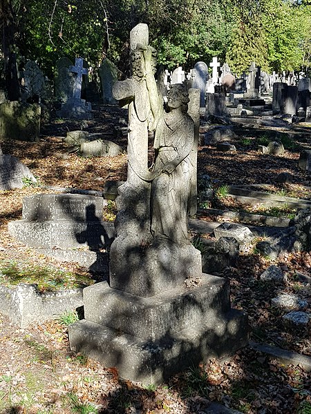 File:Beckenham Cemetery 20181022 132352 (44769304944).jpg