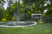 La fuente del jardín y la casa de té.