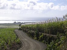 Vue de l'Océan Indien et de l'usine sucrière de Bois Rouge depuis Bellevue.