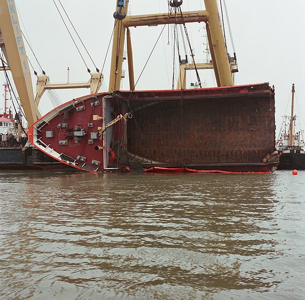 File:Berging kruiplijn Coaster Susanne in de Westerschelde door de firma Smit tak ID52524.jpg