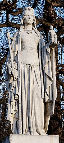 Statue of Bertrada by Eugène Oudiné, one of the twenty Reines de France et Femmes illustres in the Jardin du Luxembourg, Paris