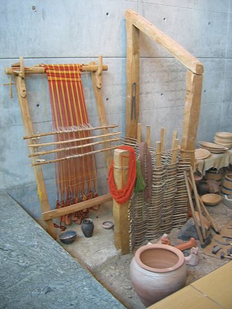 Loom with four heddle-rods. Mechanism for stopping the beam from rotating during weaving is also clearly shown. Reconstruction of a Gaulish loom.