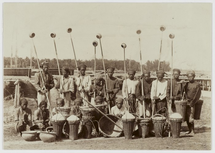 Boeren met hun oogstwerktuigen te Klakah bij Loemadjang (± 1910)