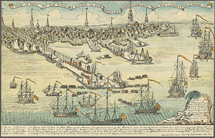 Prezentare generală a portului și a orașului Boston. În prim-plan se află opt nave mari cu vele și câteva nave mici. Soldații de pe bărci mici se îndreaptă spre un debarcader lung. Orașul se întinde până la orizont cu nouă clopotnițe înalte și multe clădiri mici. O inscripție sub desen indică numele navelor de război și unele locuri.