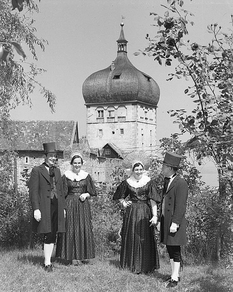 File:Bregenz - Trachtengruppe in Bregenzer Tracht mit Martinsturm im Hintergrund.jpg