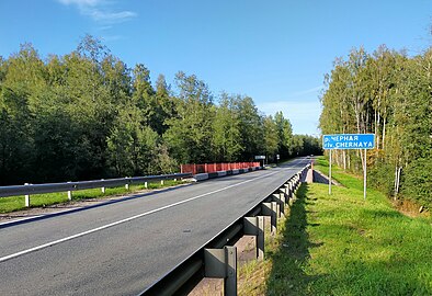 Дорожный указатель перед мостом