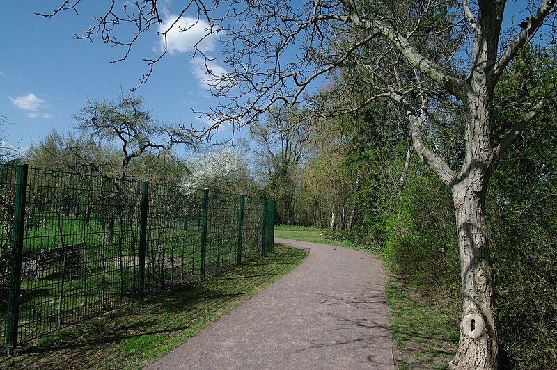 File:Britzer garten weg zum eingang.JPG