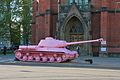 Čeština: Růžový tank výtvarníka Davida Černého v den instalace 11. 5. 2017 na Komenského náměstí před Červeným kostelem, v rámci výstavy Moravské galerie Kmeny 90 ([42], [43])