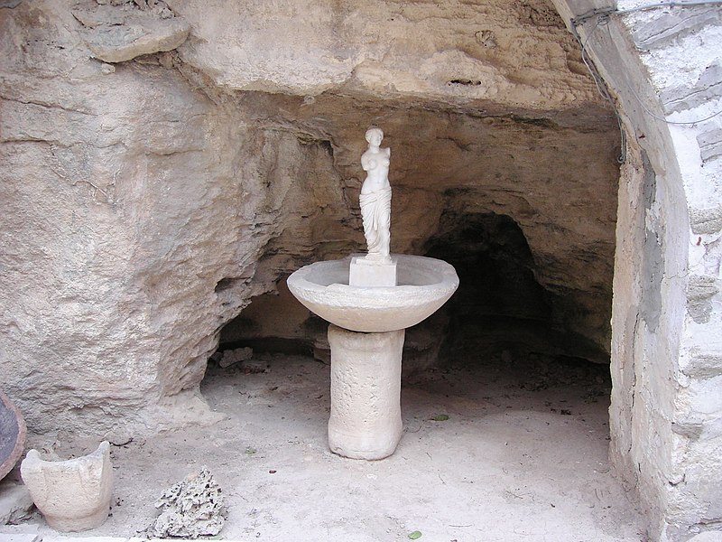 File:Brunnen mit Statue - panoramio.jpg