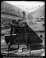 Fotografie mužů pracujících na železniční trati. Svislé koleje jsou pravděpodobně důlní koleje s uhelným vozem.
