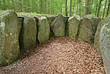 Tragsteinlücken mit Steinplatten ausgefüllt.