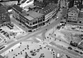 1955: Blick vom Hauptturm des Ulmer Münsters zum westlichen Münsterplatz. Die Baulücken sind Folgen der besonders am 17. Dezember 1944 erfolgten Zerstörung der Altstadt.