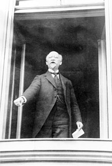 The SPD leader Philipp Scheidemann proclaims the republic for Germany from the Reichstag building on 9 November 1918. Bundesarchiv Bild 175-01448, Berlin, Reichskanzlei, Philipp Scheidemann.jpg