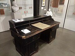 Bureau de Jean Jaurès avec dessus la une du journal l'Humanité.