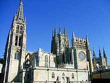 La catedral, desde la plaza del Rey San Fernando al atravesar el arco de Santa María