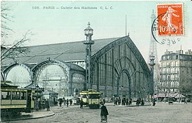 Trams stopping in front of the Pavilion of Machines (La Galerie des Machines).