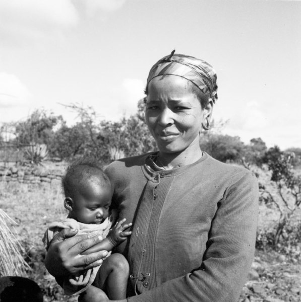 File:COLLECTIE TROPENMUSEUM Portret van een vrouw met kind uit Natal TMnr 10004281.jpg