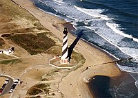 Schwarz-weißer Leuchtturm am Strand