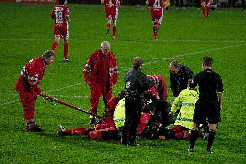File:Carl-Erik Torp - cardiac arrest during match.jpg