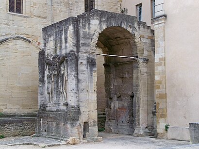 Comment aller à Arc de Carpentras en transport en commun - A propos de cet endroit