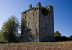 Clodah Castle liegt südlich des Dorfes